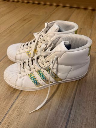 Scarpe Adidas alte bianche con dettagli oro