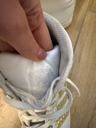 Scarpe Adidas alte bianche con dettagli oro