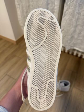 Scarpe Adidas alte bianche con dettagli oro