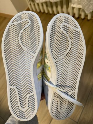 Scarpe Adidas alte bianche con dettagli oro