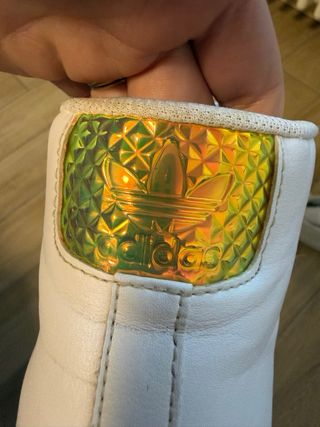 Scarpe Adidas alte bianche con dettagli oro