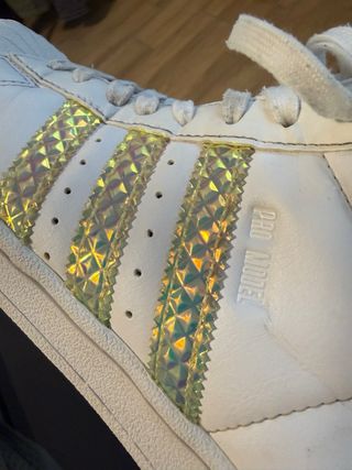 Scarpe Adidas alte bianche con dettagli oro