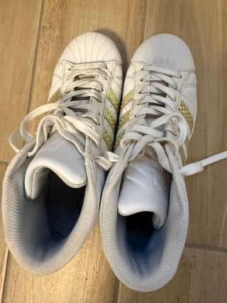 Scarpe Adidas alte bianche con dettagli oro