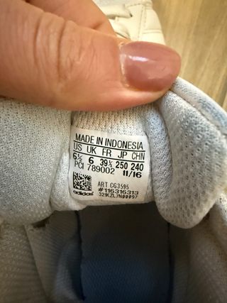 Scarpe Adidas alte bianche con dettagli oro