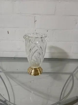 Jarrón de cristal de alta calidad con base dorada