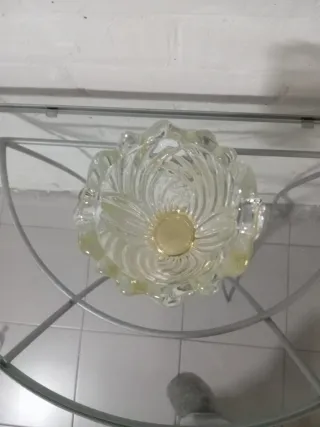 Jarrón de cristal de alta calidad con base dorada