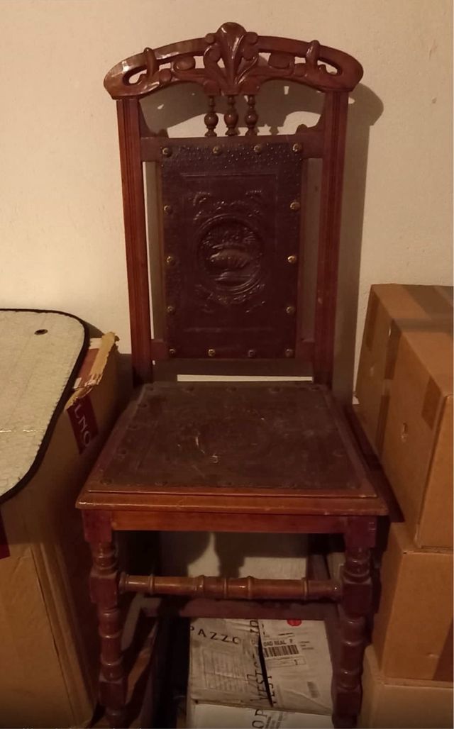 Silla antigua de madera y cuero con ma de 100 años