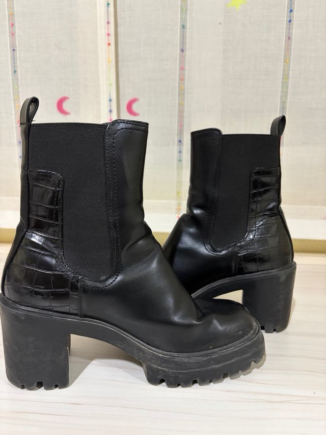 Botines negros con tacón grueso