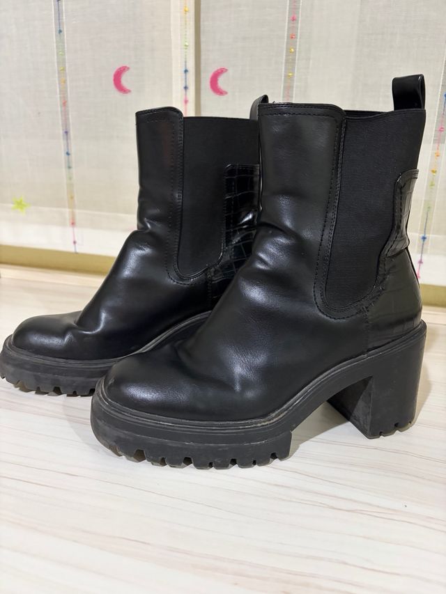 Botines negros con tacón grueso