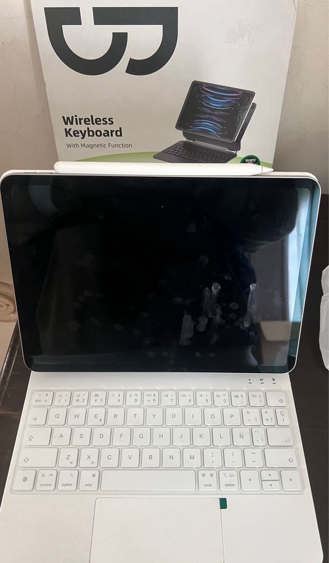 Capa com Teclado Wireless p/ iPad 11/10.9