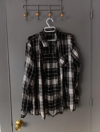 Camisa a cuadros blanca y negra