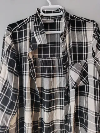 Camisa a cuadros blanca y negra