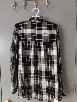 Camisa a cuadros blanca y negra