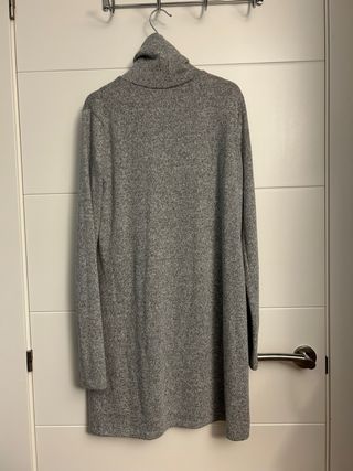 Vestido gris cuello alto manga larga Stradivarius