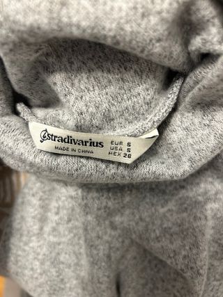 Vestido gris cuello alto manga larga Stradivarius