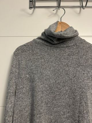 Vestido gris cuello alto manga larga Stradivarius