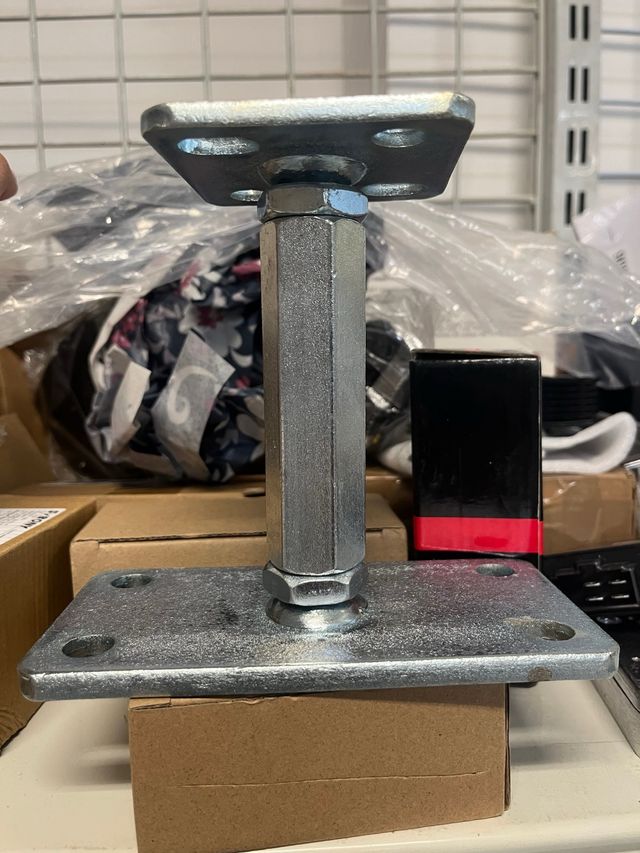 Supporto metallico con base e coperchio