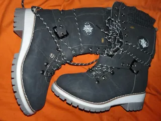 Botas altas grises con cordones