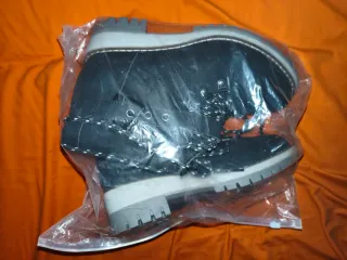 Botas altas grises con cordones