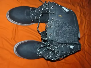 Botas altas grises con cordones