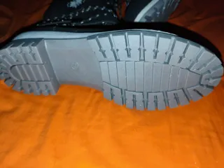 Botas altas grises con cordones