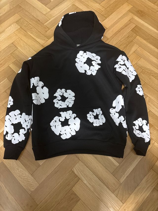 Sudadera Denim Tears Negra con Estampado Blanco