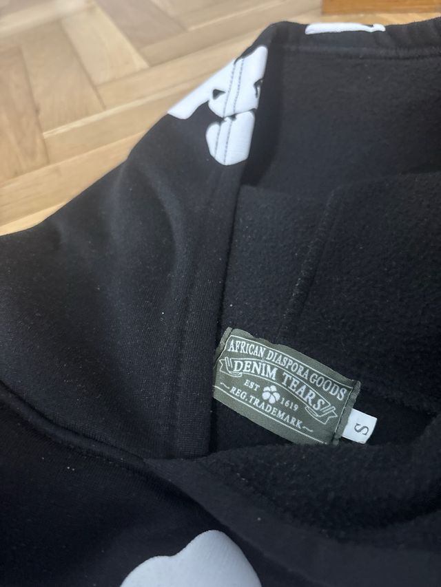 Sudadera Denim Tears Negra con Estampado Blanco