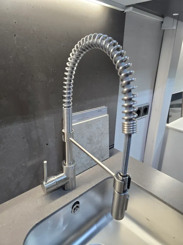 Grifo de cocina metálico plateado