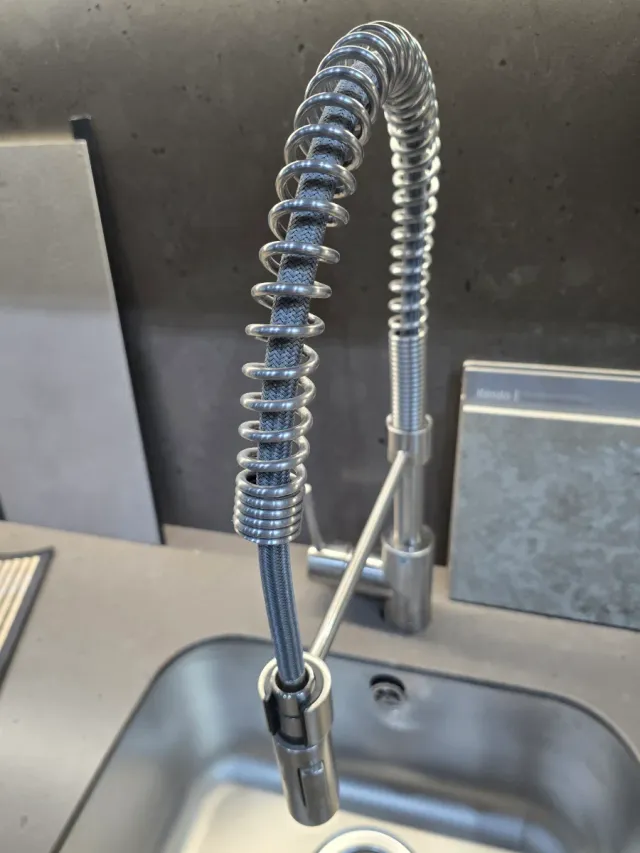 Grifo de cocina metálico plateado