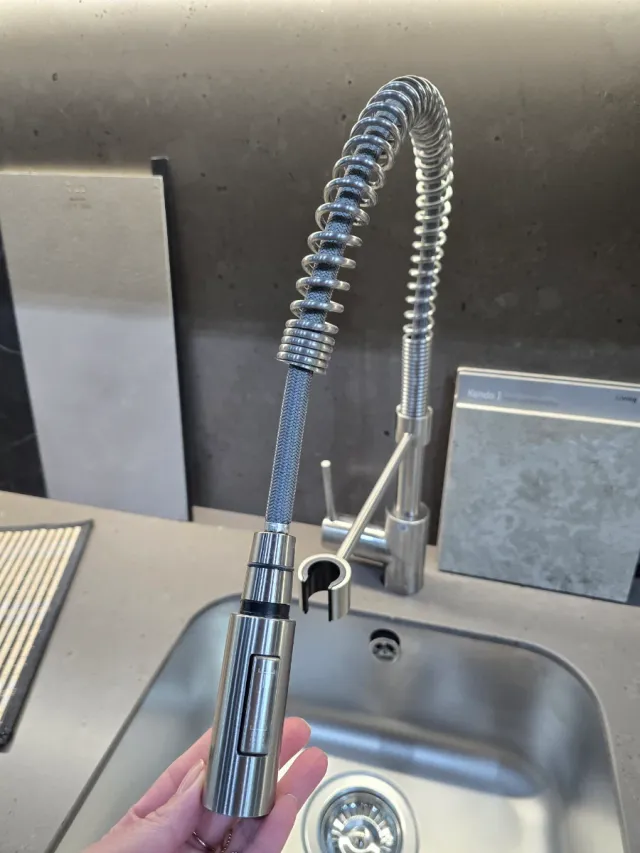 Grifo de cocina metálico plateado