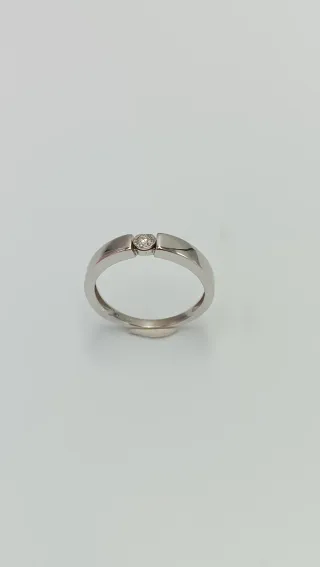 Anillo de oro blanco de 18kt.