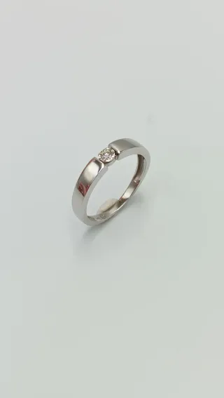 Anillo de oro blanco de 18kt.