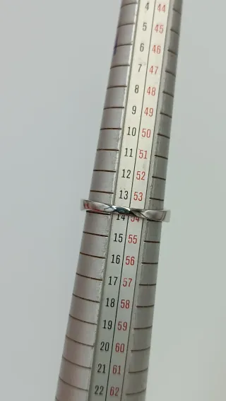 Anillo de oro blanco de 18kt.