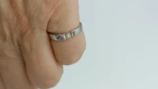 Anillo de oro blanco de 18kt.