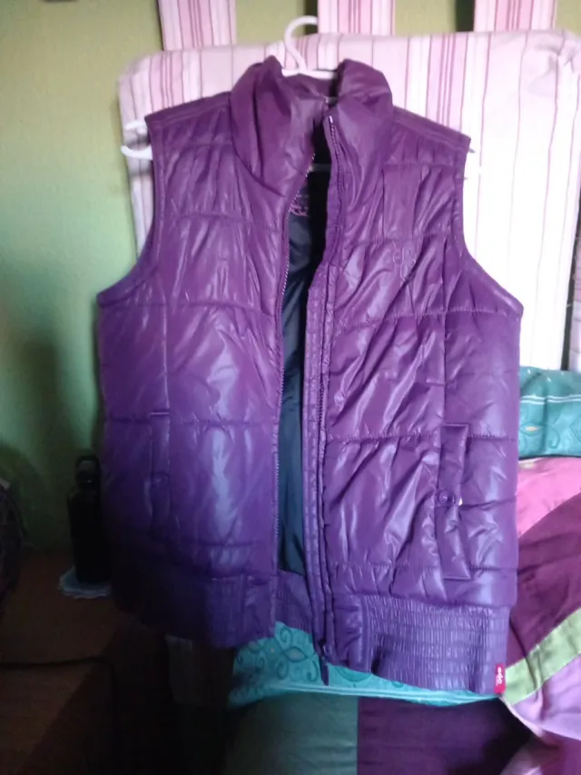 Chaleco morado acolchado