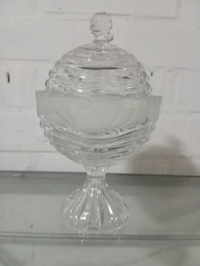 Bombonera o azucarero de cristal tallado con tapa