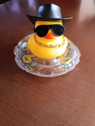 Pato de goma con sombrero y gafas