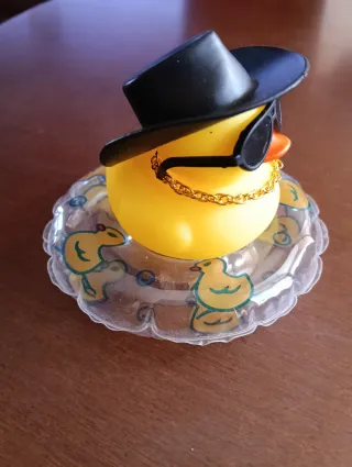 Pato de goma con sombrero y gafas