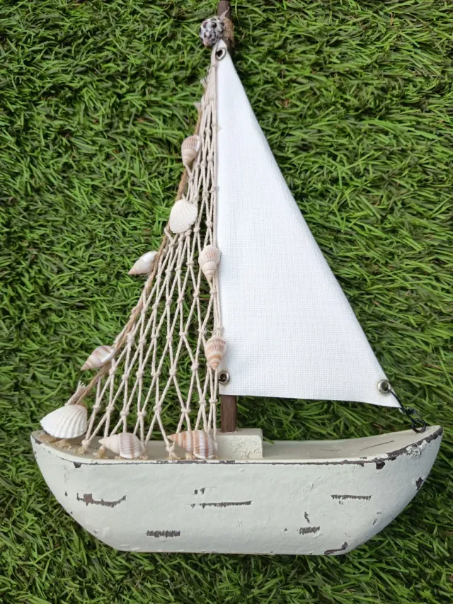 Barco decorativo náutico con conchas