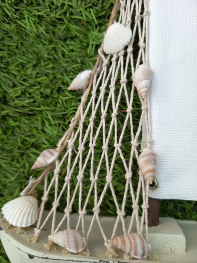 Barco decorativo náutico con conchas