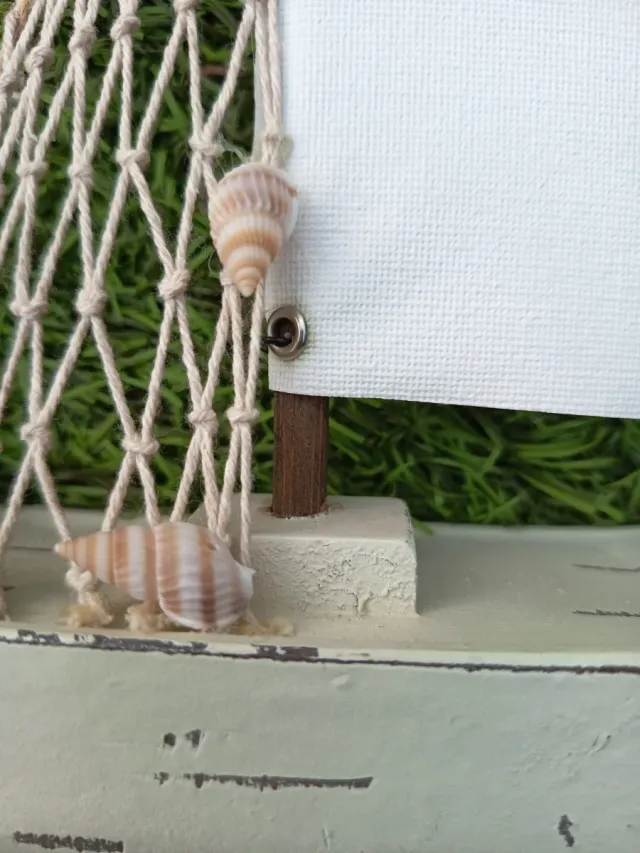 Barco decorativo náutico con conchas