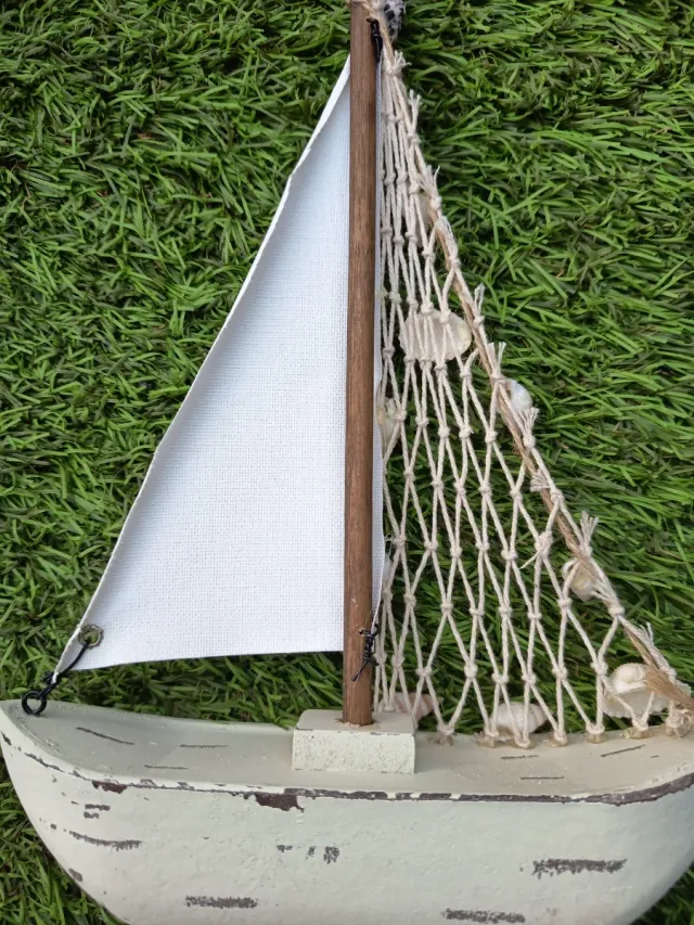 Barco decorativo náutico con conchas