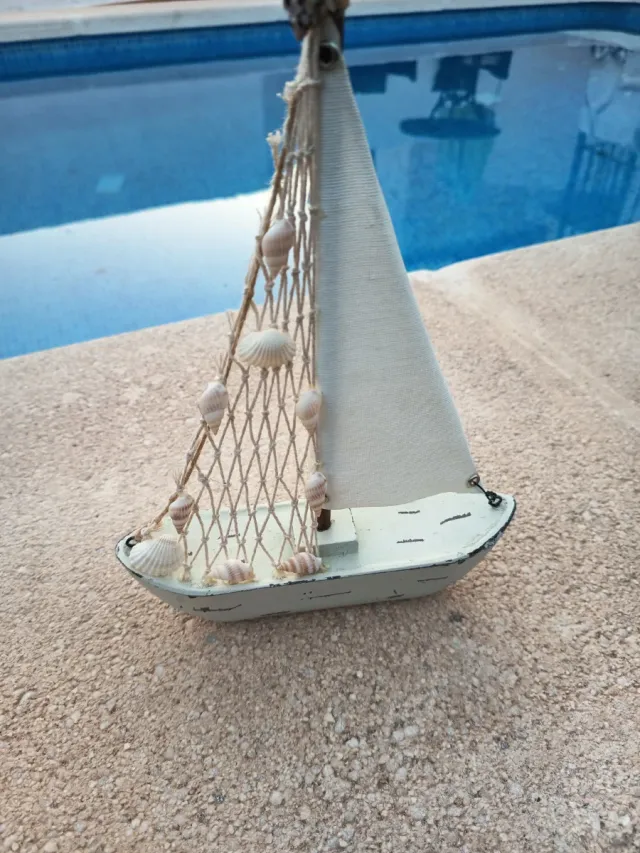 Barco decorativo náutico con conchas
