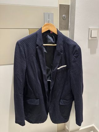 Americana de hombre azul con puntos