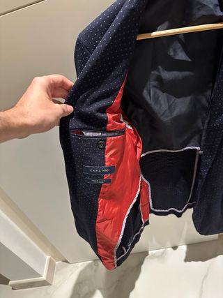 Americana de hombre azul con puntos