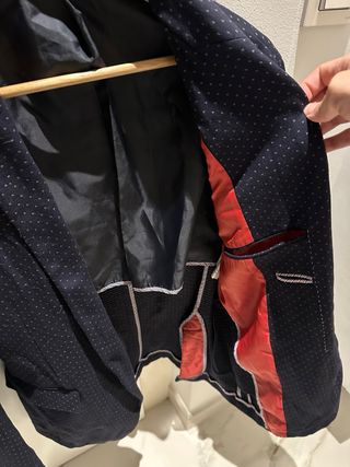 Americana de hombre azul con puntos