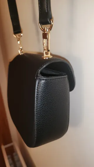 Bolso negro con detalles dorados