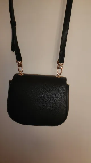 Bolso negro con detalles dorados