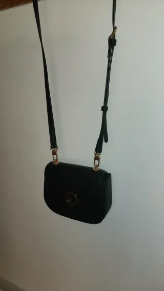 Bolso negro con detalles dorados