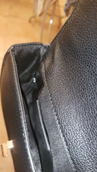 Bolso negro con detalles dorados
